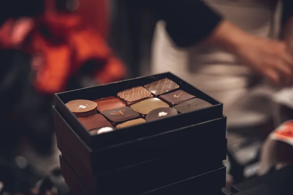 Caixas de chocolates e doces variados em um armazém de atacado