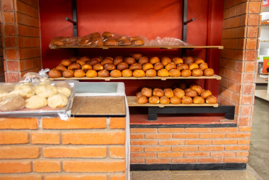 Galpão de distribuidora com caixas de pães e produtos de panificação