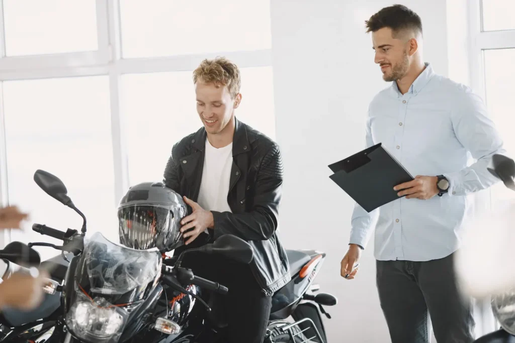 Concessionaria de motocicletas novas com vendedor atendendo cliente