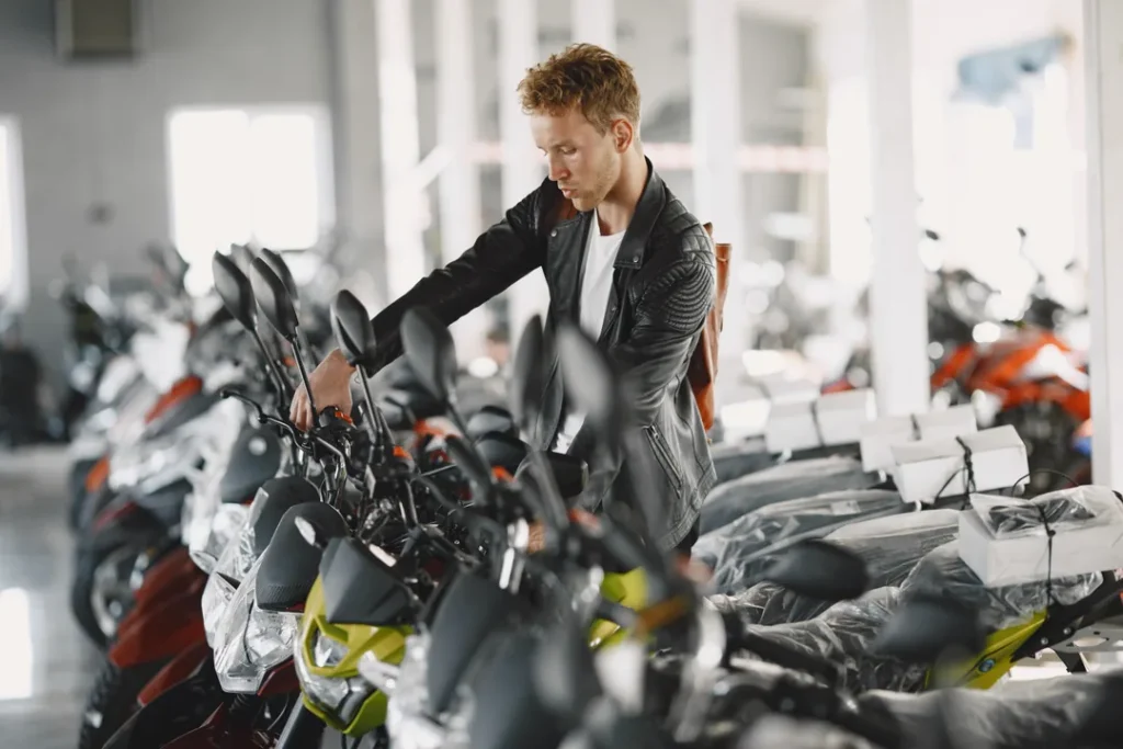 Pátio de concessionária com várias motocicletas novas expostas para venda