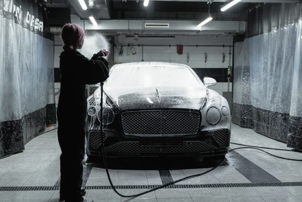 Profissional realizando lavagem e estética automotiva em um carro