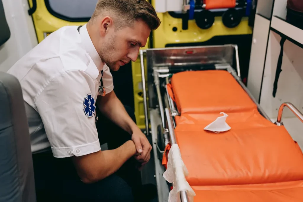 Equipe médica prestando atendimento de urgência em uma ambulância de UTI móvel