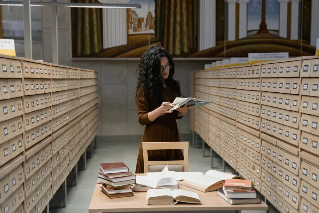 Bibliotecária organizada organizando livros antigos em uma biblioteca silenciosa