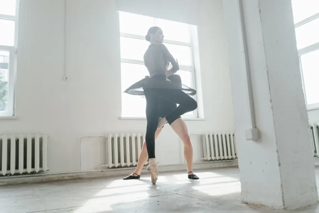 Bailarinos ensaiando em um estúdio de dança com luz de palco