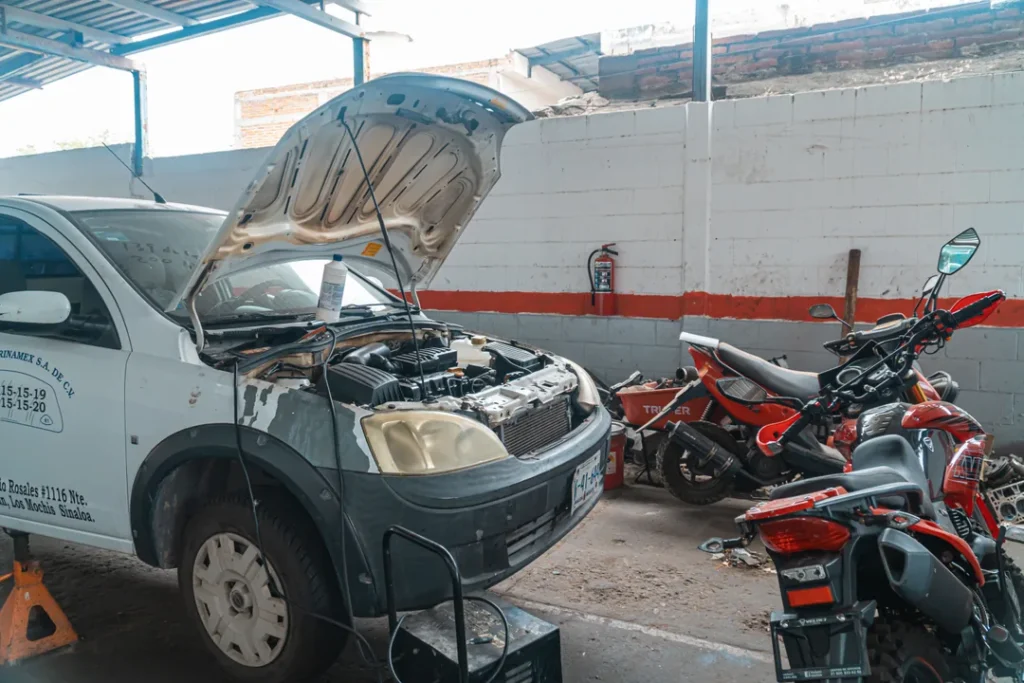 Profissional realizando conserto de eletrodomésticos e objetos em uma oficina