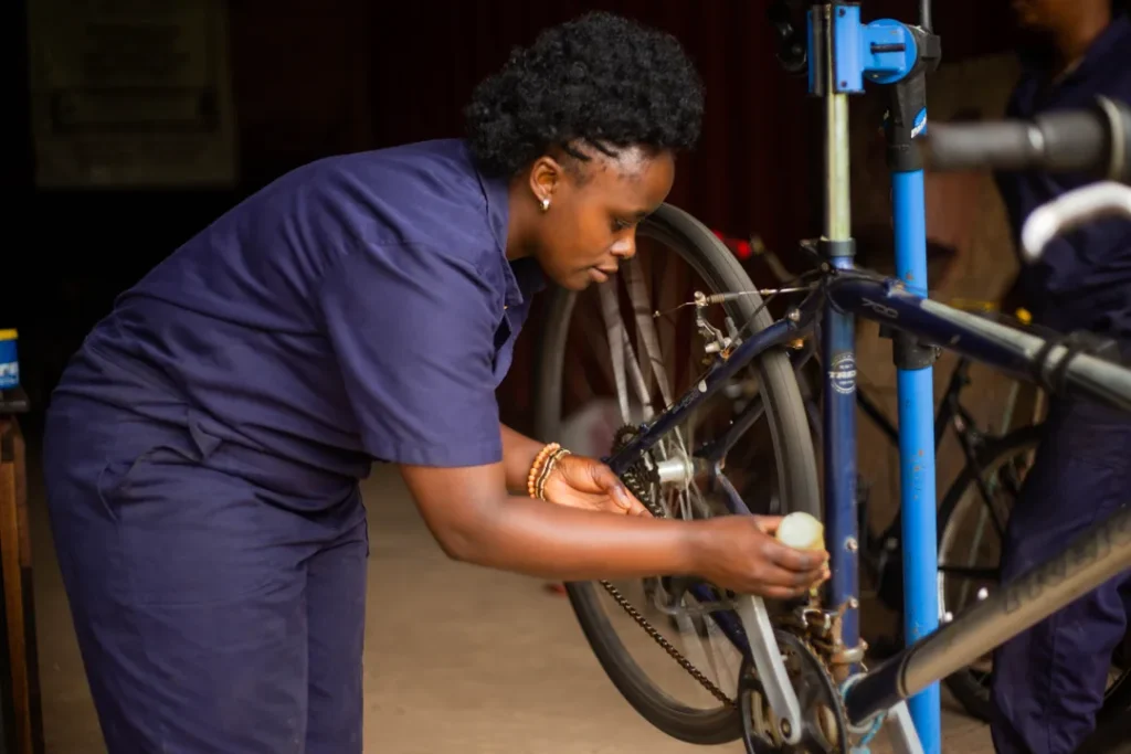 Mecânico consertando bicicleta em uma oficina