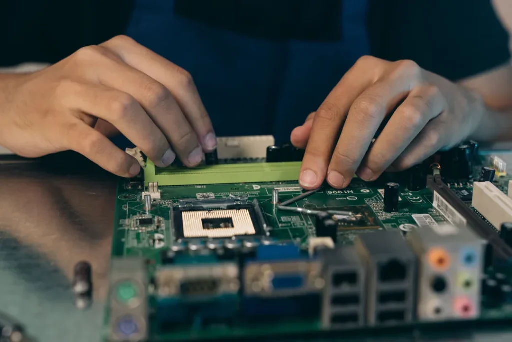 Técnico especializado consertando placa de computador em uma oficina