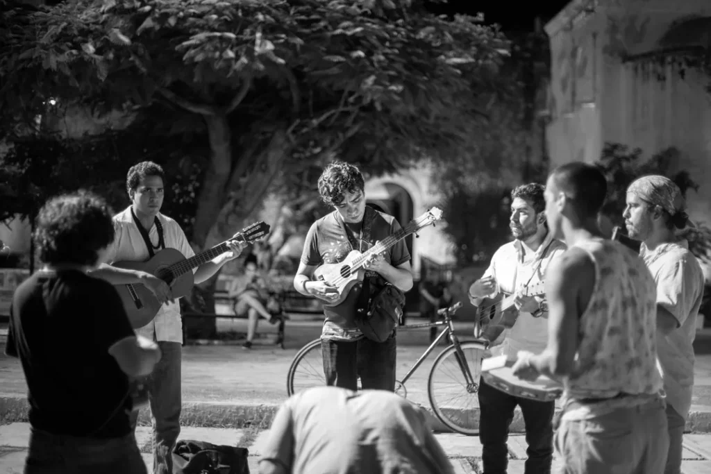 Grupo de artistas e produtores culturais reunidos em um centro cultural