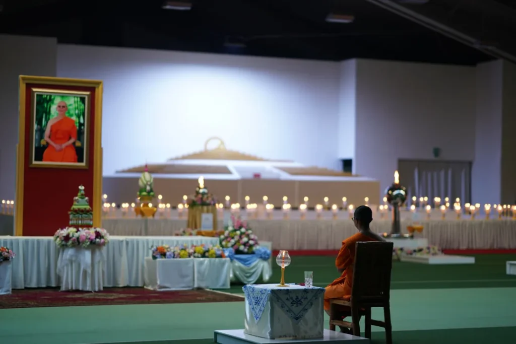 Líder religioso realizando culto em um templo moderno