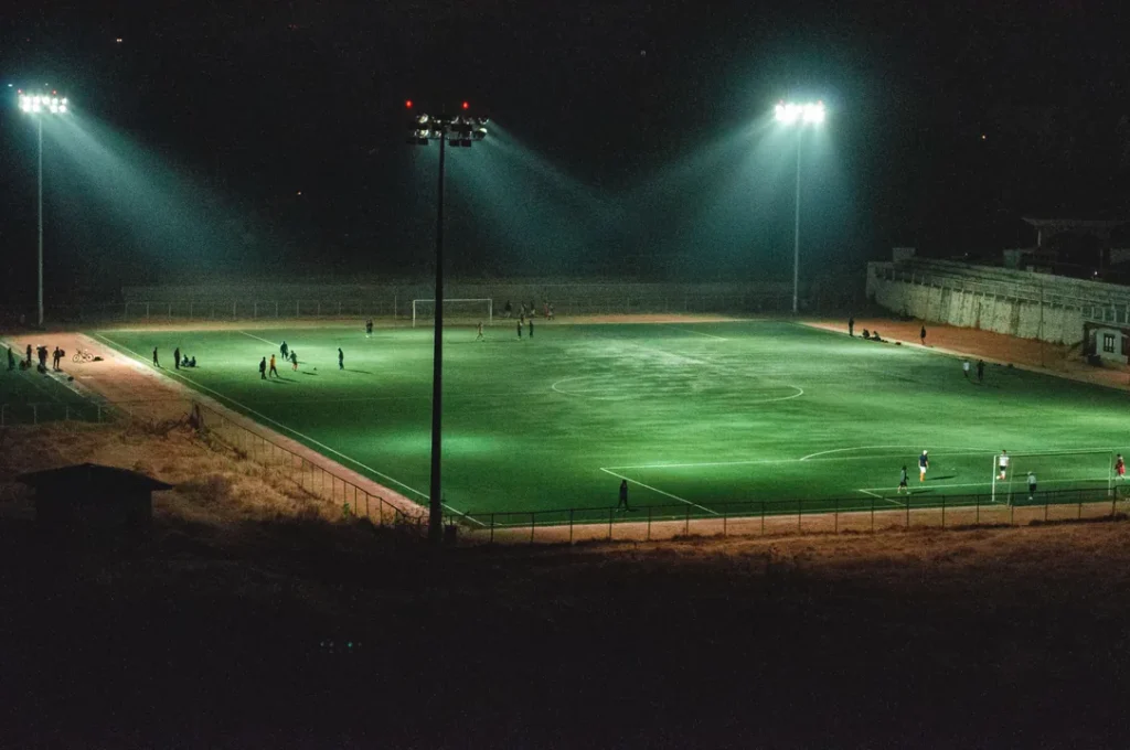 Estádio de futebol moderno iluminado para partida à noite