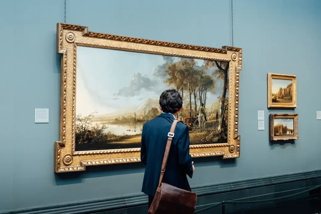Especialista restaurando obra de arte em um museu