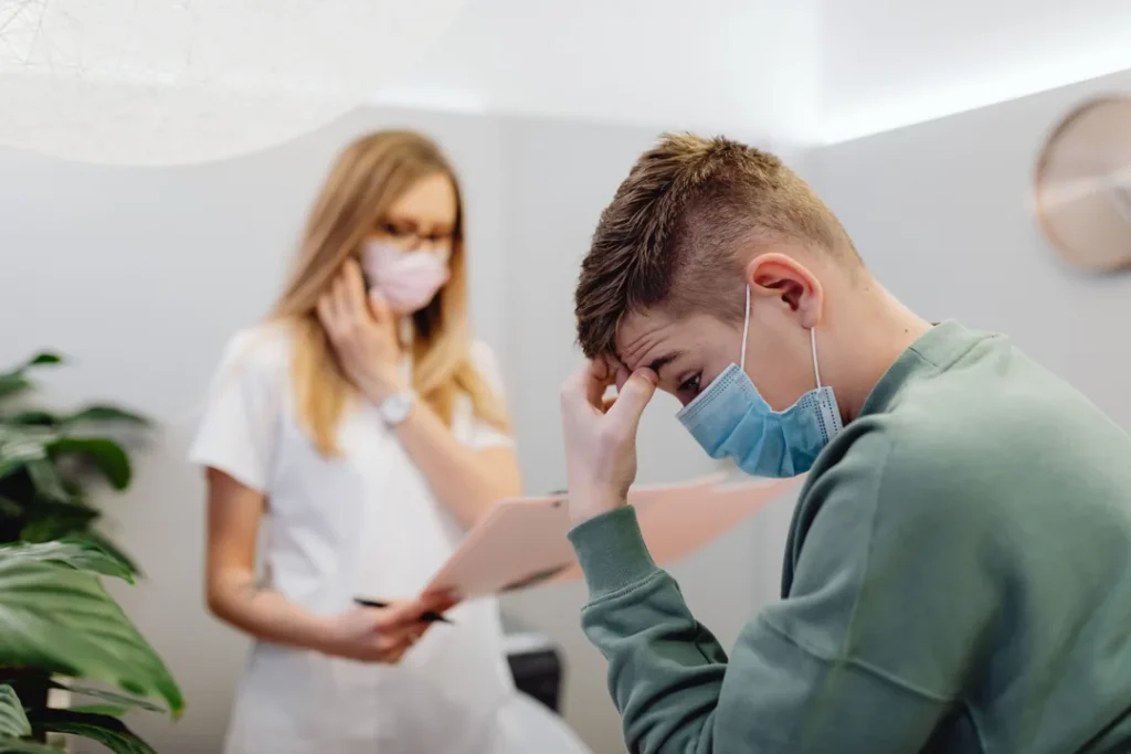 Profissional de saúde mental realizando atendimento acolhedor a um paciente em um consultório