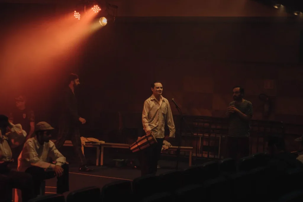 Atores ensaiando uma peça de teatro no palco