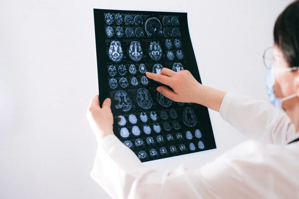 Médico analisando exames de imagem e laudos em um consultório