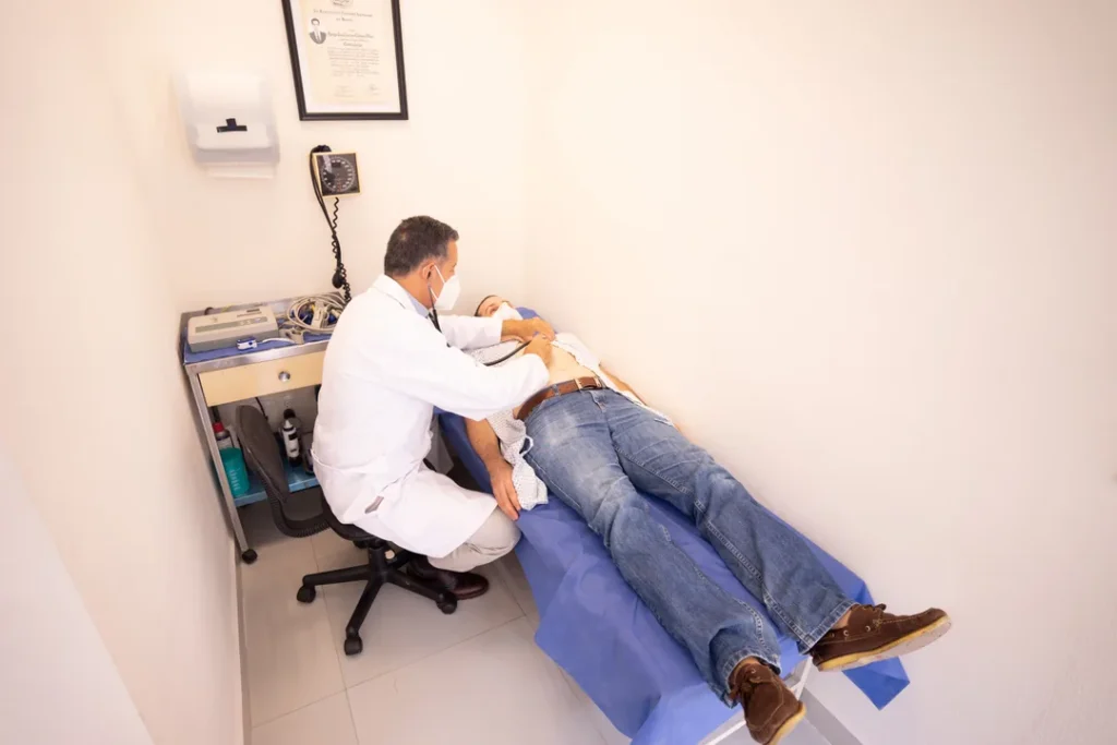 Medico realizando exame de endoscopia em paciente no consultorio