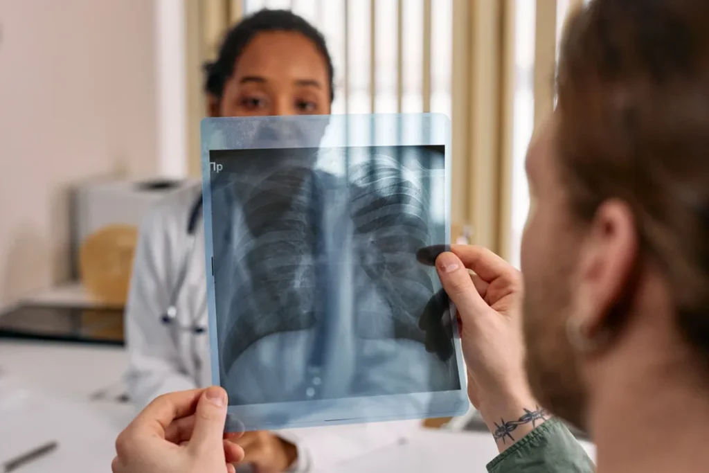 Medica realizando exame de raio x em paciente em uma clinica