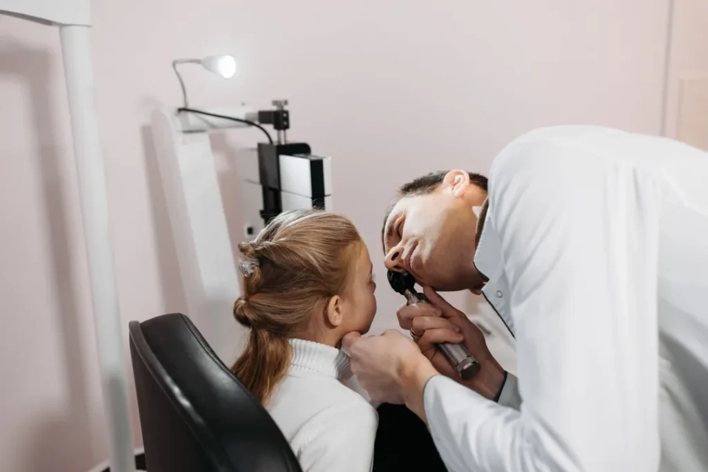 Medico examinando paciente em uma clinica medica moderna