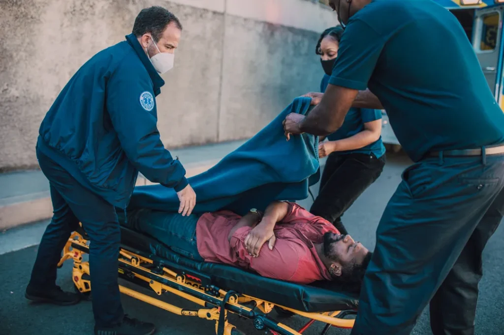 Equipe medica realizando atendimento de urgencia em pronto socorro