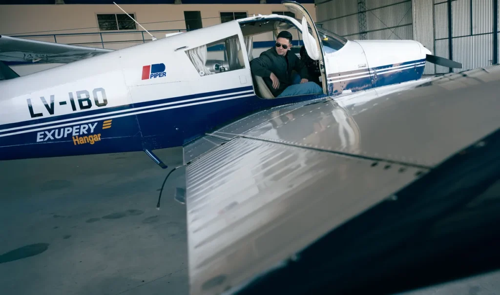 Instrutor de voo ensinando aluno na cabine de um avião