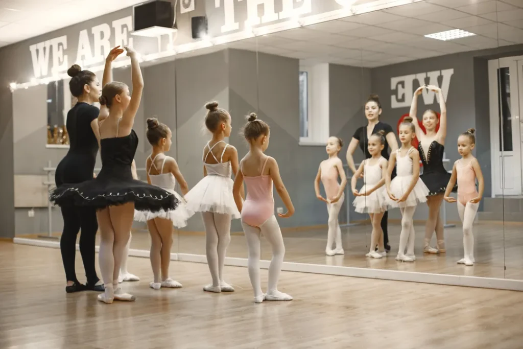 Professor de dança dando aula em uma academia com espelhos