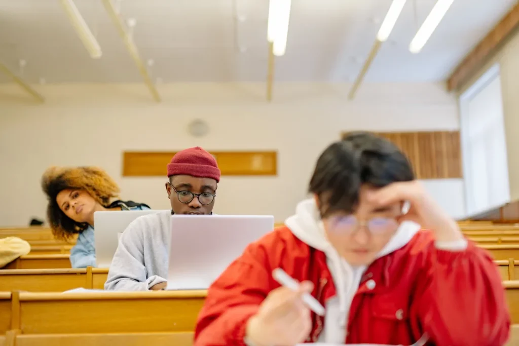 Estudantes universitários assistindo a uma aula em anfiteatro de faculdade