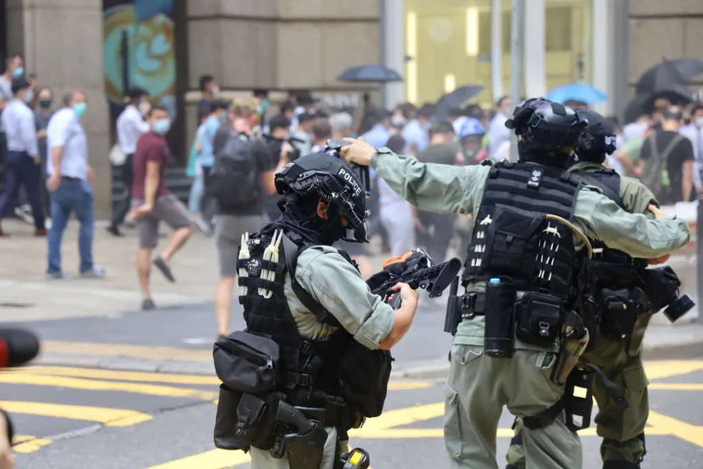 Agentes de segurança pública em operação na rua