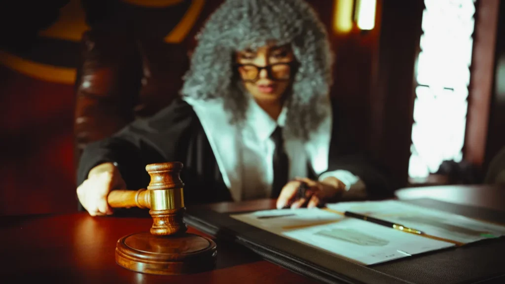 Juiz de terno em um tribunal olhando para documentos