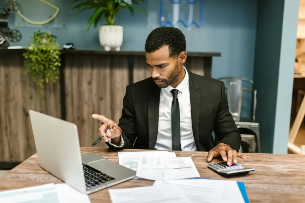 Profissional de finanças analisando projetos de captação de recursos em um escritório moderno