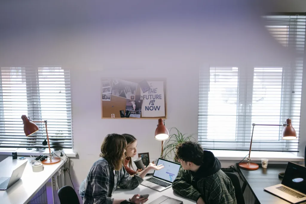 Pessoas trabalhando juntas em um escritório moderno com computadores