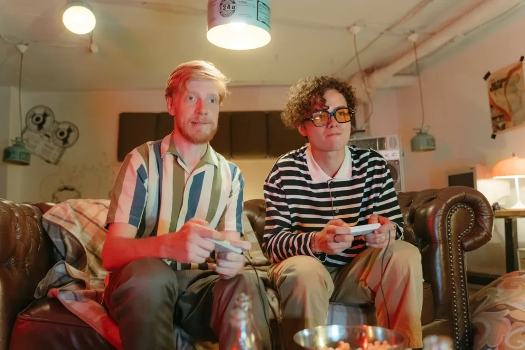 Pessoas jogando videogame em uma sala de estar com iluminação moderna