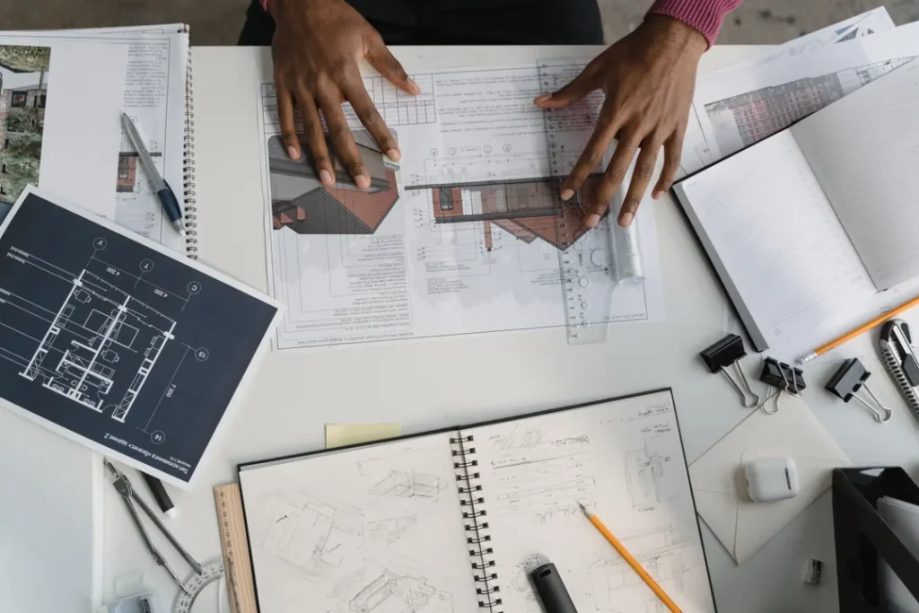 Arquiteto desenhando projeto técnico em prancheta no escritório