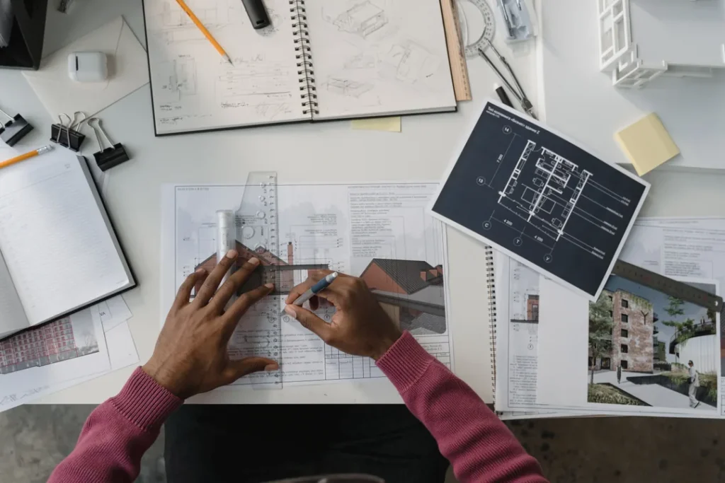 Arquiteto trabalhando em projeto em mesa de escritório