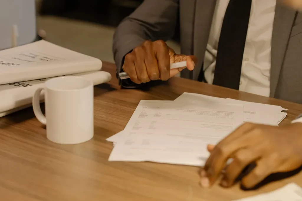 Profissional de seguros analisando documentos e planos de saúde em um escritório