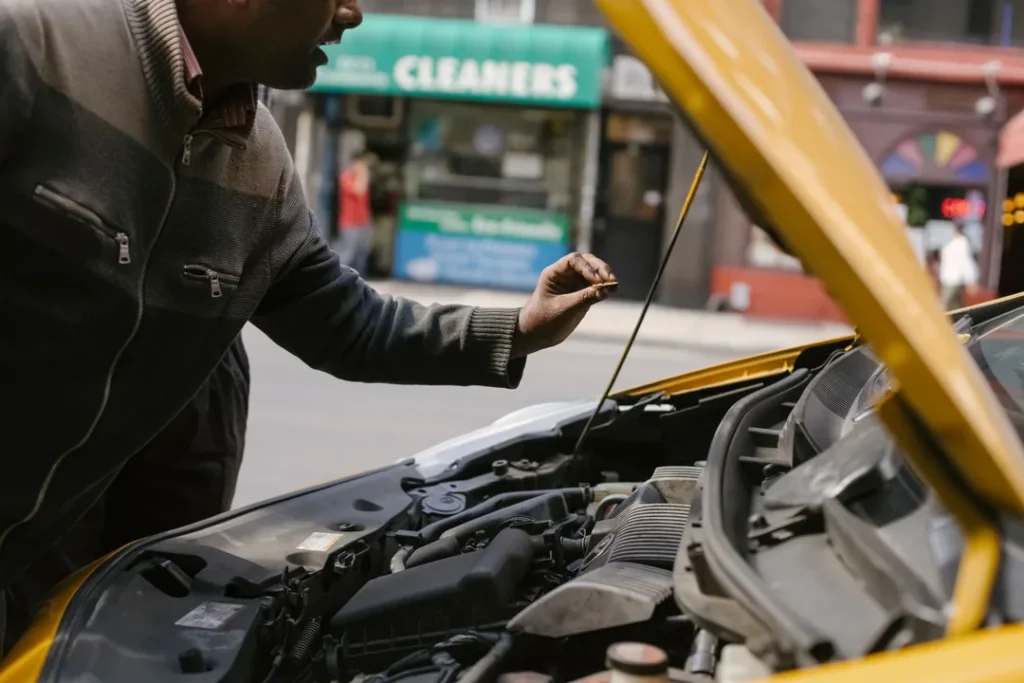 Perito de seguros inspecionando danos em um veículo ou imóvel