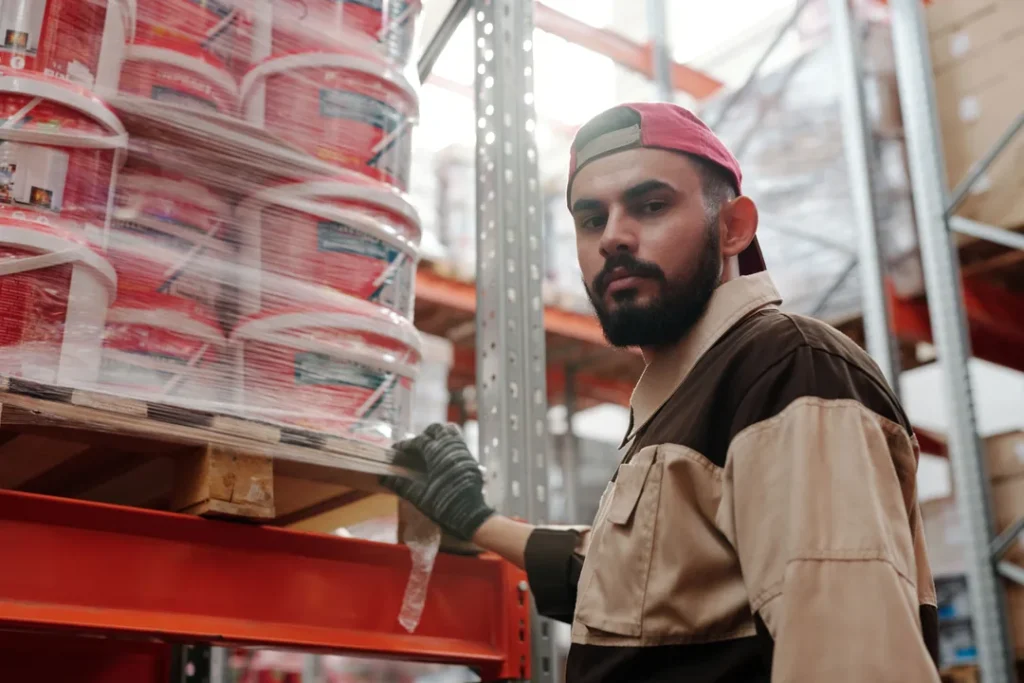 Pessoa cuidando de comércio atacadista de produtos intermediários