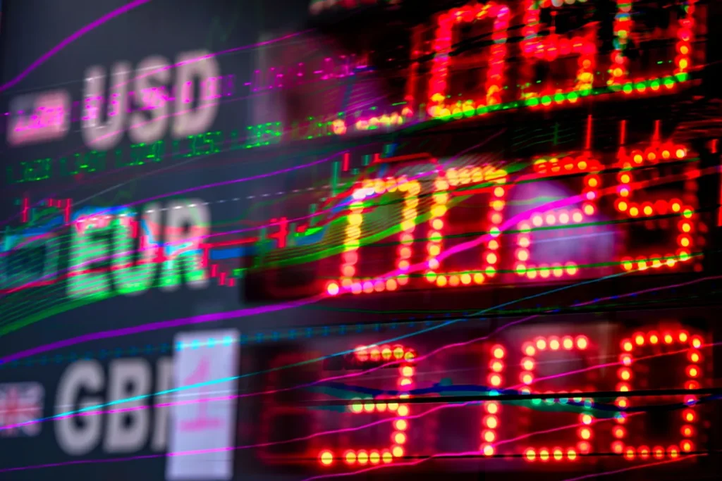 Especialista analisando bancos de câmbio e moeda estrangeira