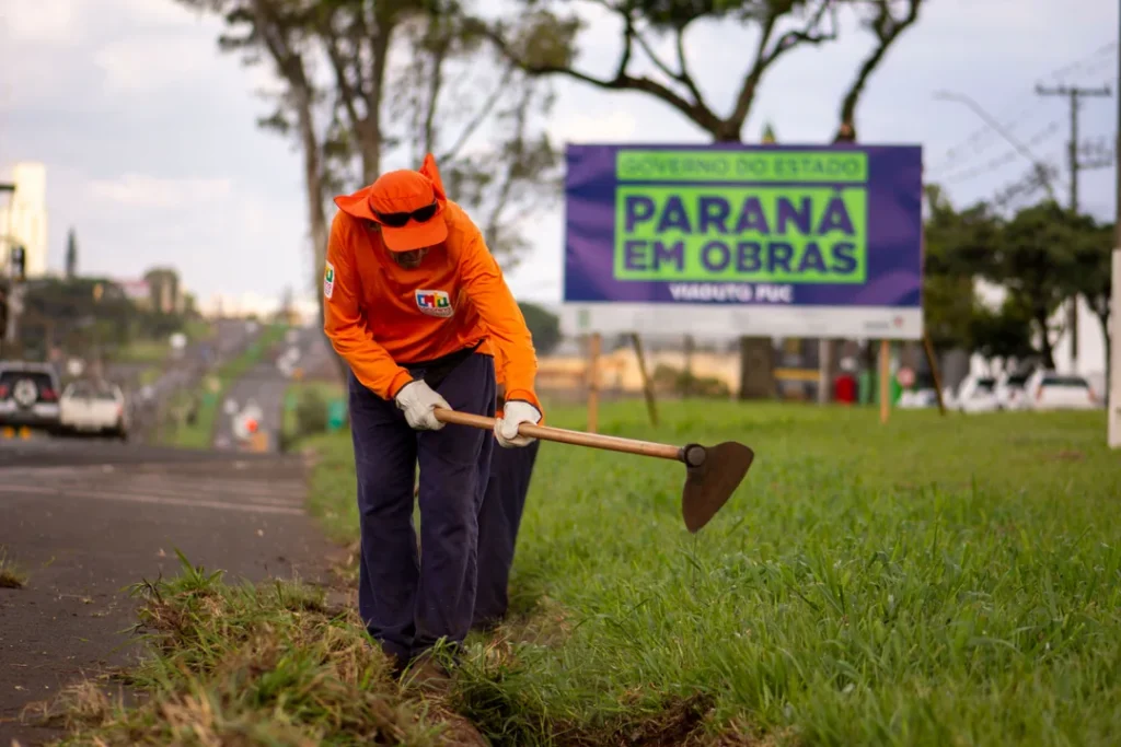 Pessoa cuidando de cooperativas de crédito mútuo