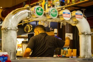 CNAE 5611-2/05: bares e choperias com entretenimento