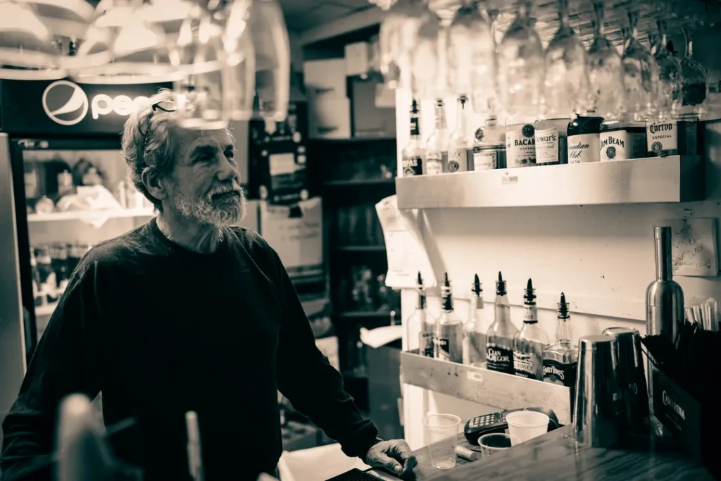 Trabalhador consertando bares e estabelecimentos de bebidas
