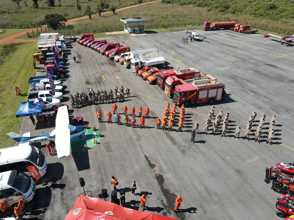 Especialista organizando serviços de apoio e suporte à aviação