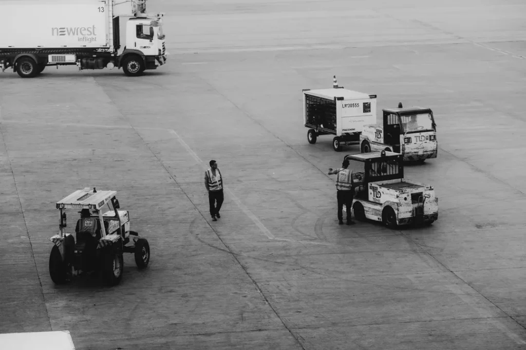 Profissional trabalhando com serviços de apoio ao transporte terrestre