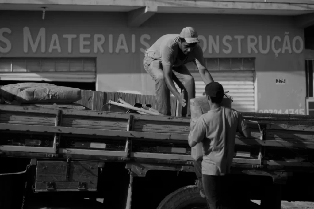 Trabalhador manuseando serviços de carga e descarga