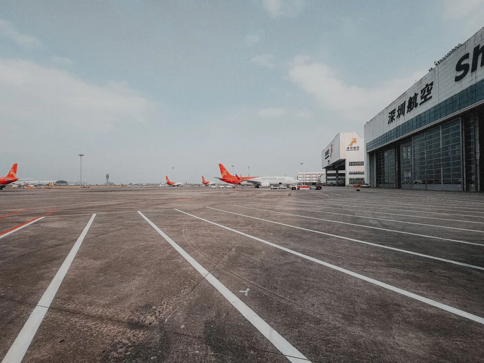 Pessoa lidando com táxi aéreo e aluguel de aeronaves