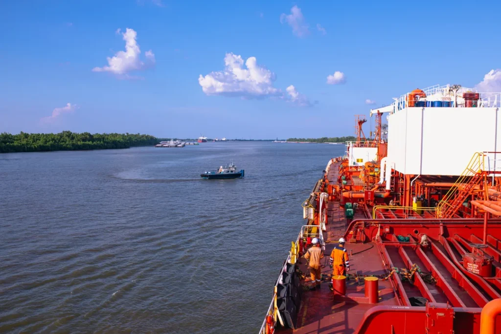 Profissional revisando transporte fluvial de cargas