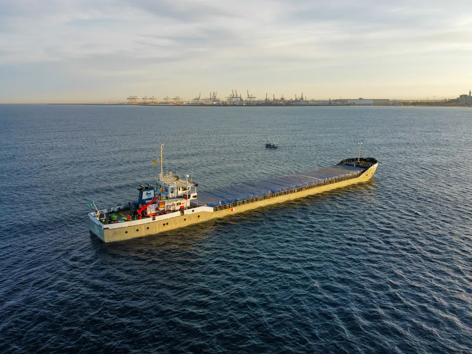 Pessoa lidando com frete e transporte fluvial municipal de cargas