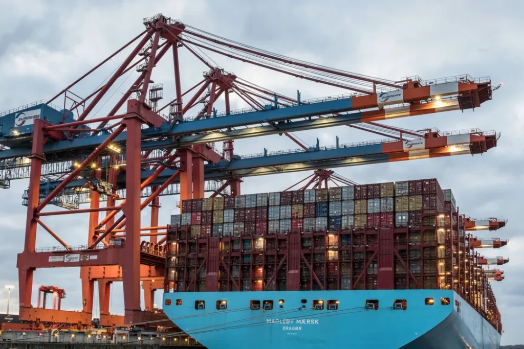 Profissional revisando navegação internacional de carga