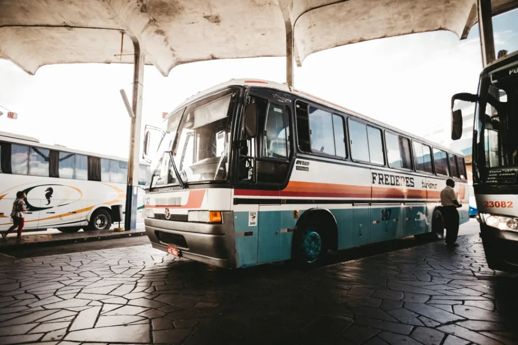 Especialista analisando fretamento rodoviário de passageiros