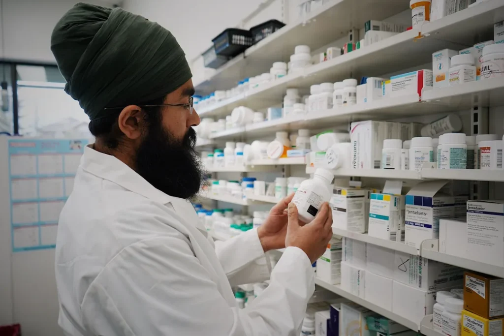 Trabalhador consertando comércio de produtos farmacêuticos homeopáticos