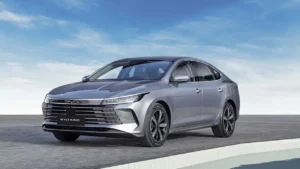 BYD King supera Toyota Corolla e assume liderança mensal entre sedãs médios