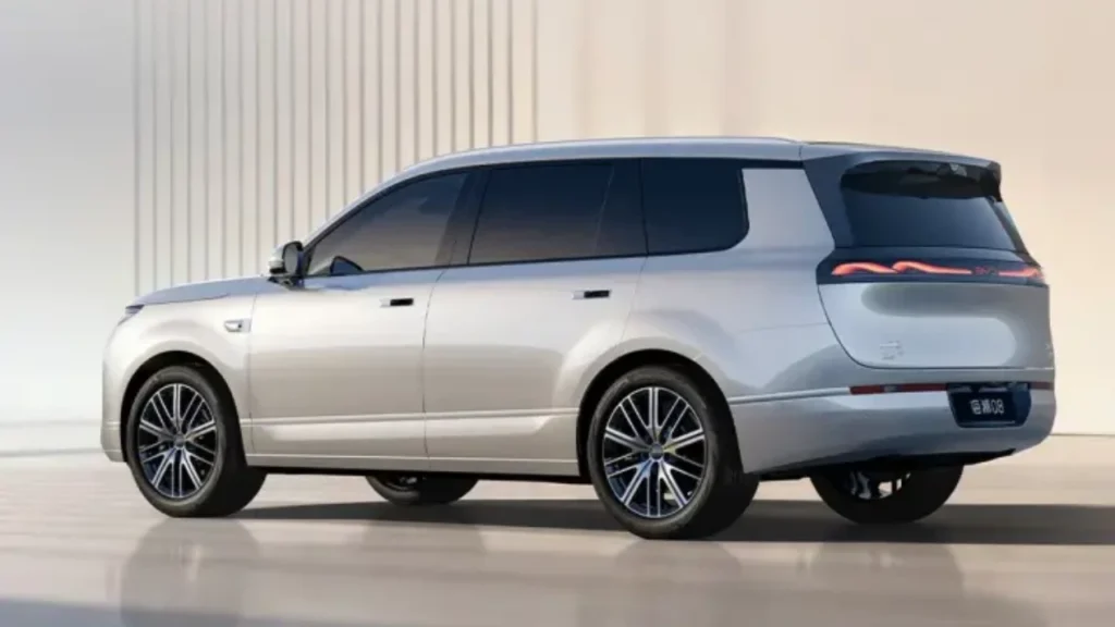 Carro BYD Sealion 08 na cor prata claro